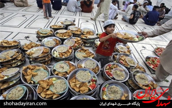 عکس/سفره‌های افطار خیابانی در پاکستان