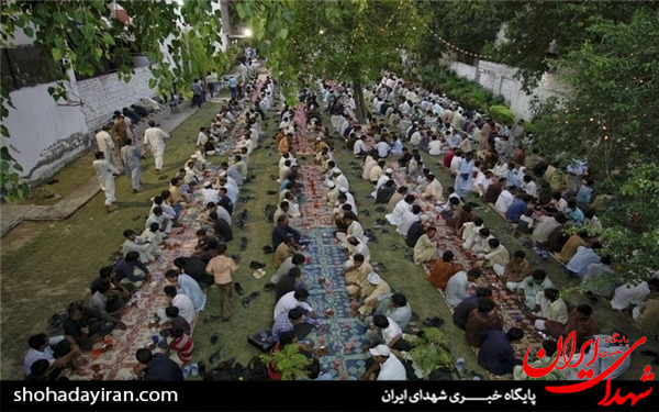 عکس/سفره‌های افطار خیابانی در پاکستان