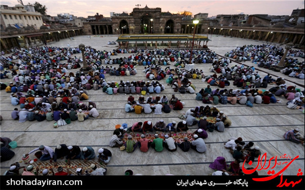 عکس/سفره‌های افطار خیابانی در پاکستان