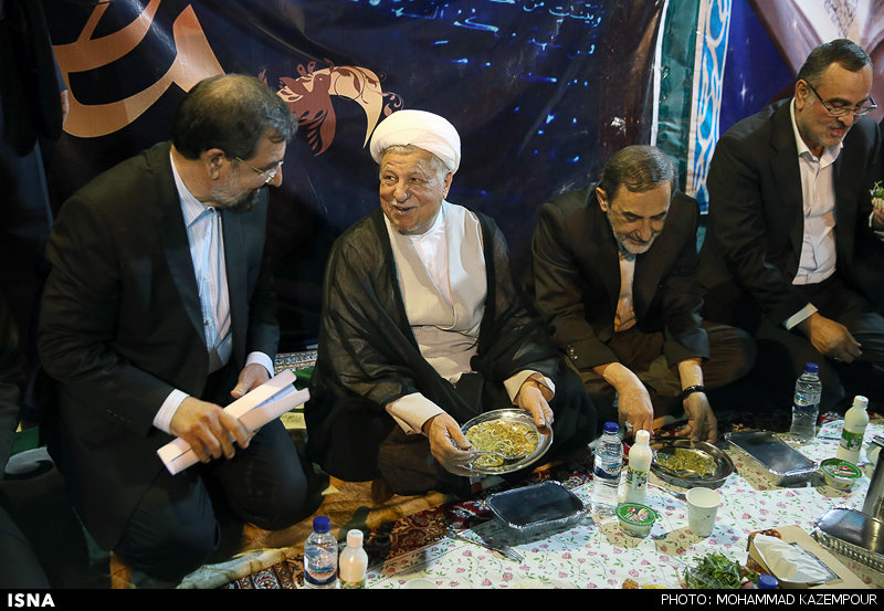 هاشمی رفسنجانی در حال خوردن آش +عکس