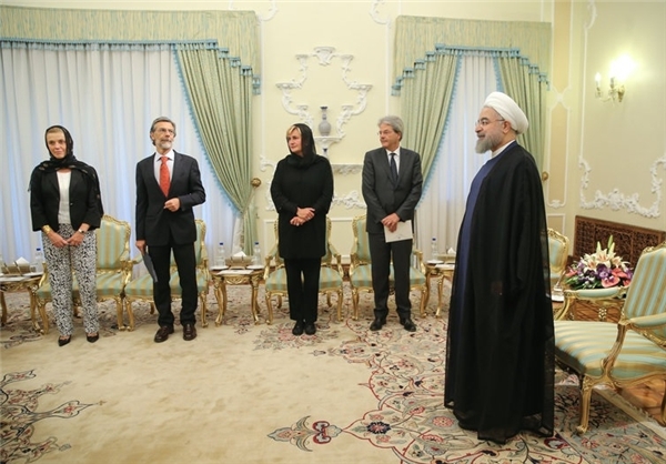 پوشش عجیب زن ایتالیایی در دیدار با روحانی!+تصاویر