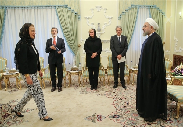 پوشش عجیب زن ایتالیایی در دیدار با روحانی!+تصاویر