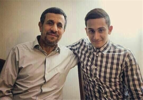عکس سلفی پسر احمدینژاد با برج ایفل؟!+ عکس عکس سلفی پسر احمدینژاد با برج ایفل؟!+ عکس