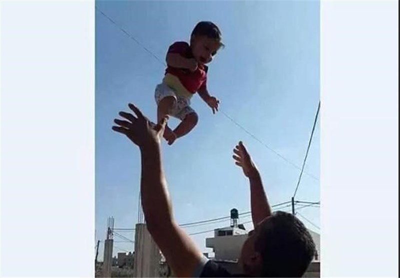 پدر نوزاد فلسطینی به فرزند شهیدش پیوست+عکس پدر نوزاد فلسطینی به فرزند شهیدش پیوست+عکس