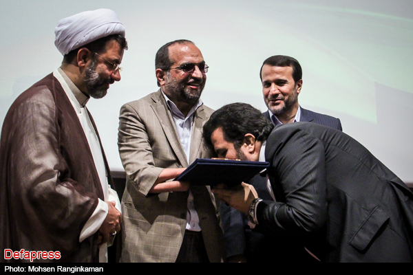 بوسیدن دست جانباز توسط خبرنگار معروف+عکس بوسیدن دست جانباز توسط خبرنگار معروف+عکس