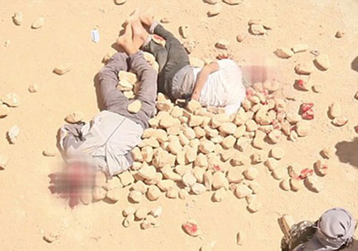 اعدام دو جوان به شیوه داعش +عکس اعدام دو جوان به شیوه داعش +عکس