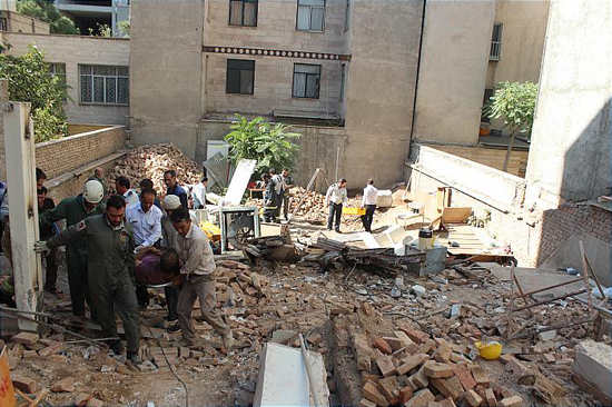 سقوط کارگر جوان به چاه2متری/تصاویر سقوط کارگر جوان به چاه2متری/تصاویر