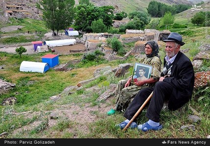 تصاویر/ زندگی خانواده شهید در کانکس تصاویر/ زندگی خانواده شهید در کانکس