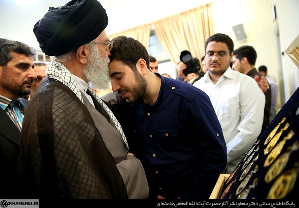 عکس/ بوسه رهبر انقلاب بر پیشانی جوان المپیادی