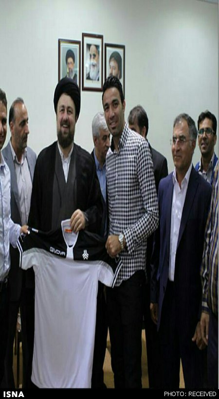 پیراهن نکونام در دست سید حسن خمینی+عکس پیراهن نکونام در دست سید حسن خمینی+عکس