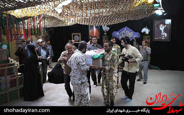 عکس/دیدار خانواده غواص شهید با پیکر فرزندشان پس‌ از ۲۹‌سال
