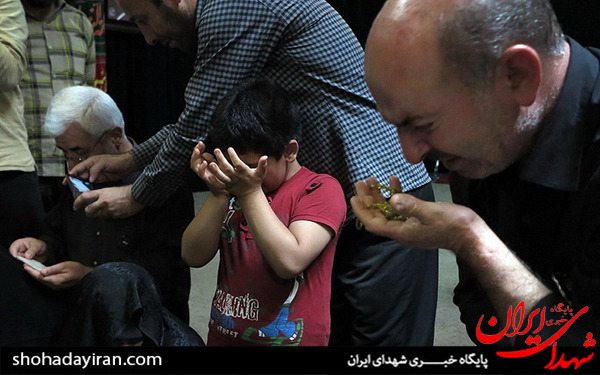 عکس/دیدار خانواده غواص شهید با پیکر فرزندشان پس‌ از ۲۹‌سال