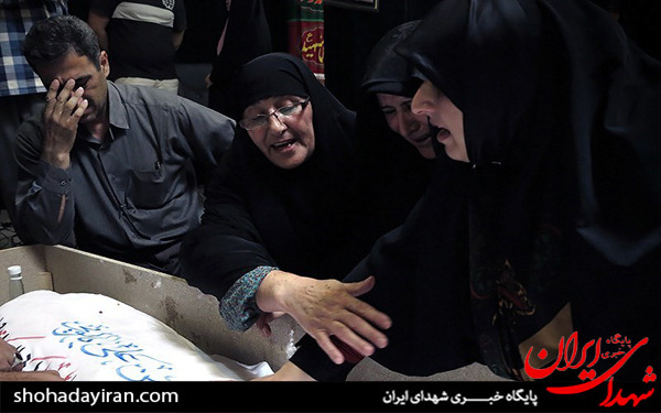 عکس/دیدار خانواده غواص شهید با پیکر فرزندشان پس‌ از ۲۹‌سال