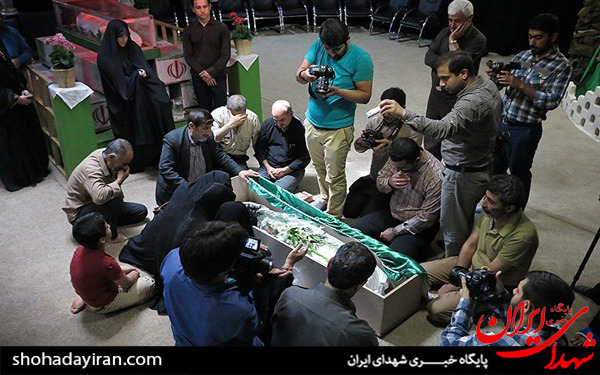 عکس/دیدار خانواده غواص شهید با پیکر فرزندشان پس‌ از ۲۹‌سال