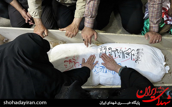 عکس/دیدار خانواده غواص شهید با پیکر فرزندشان پس‌ از ۲۹‌سال