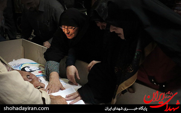 عکس/دیدار خانواده غواص شهید با پیکر فرزندشان پس‌ از ۲۹‌سال