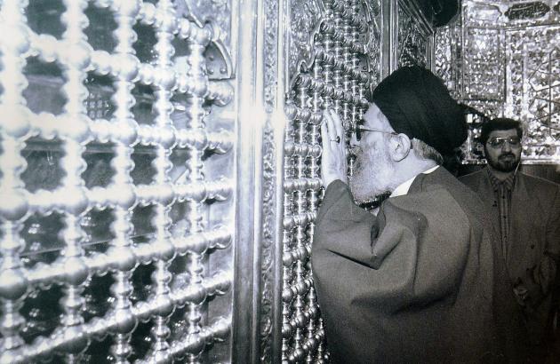 زیارت رهبری در حرم حضرت عبدالعظیم
