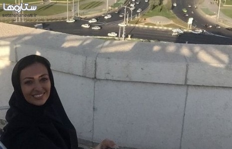 سلفی بازیگر زن در پشت بام برج آزادی + عکس سلفی بازیگر زن در پشت بام برج آزادی + عکس