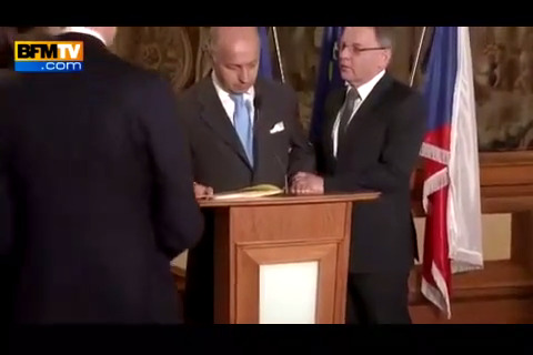 وضع شرمآور فابیوس به دلیل مستی شدید!+تصاویر وضع شرمآور فابیوس به دلیل مستی شدید!+تصاویر