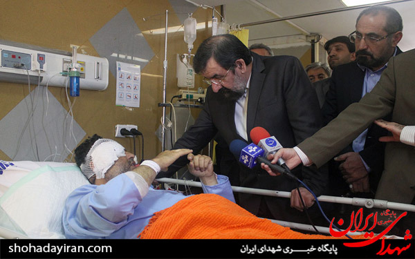 عکس/عیادت محسن رضایی از حسینی خبرنگار مجروح صدا و سیما