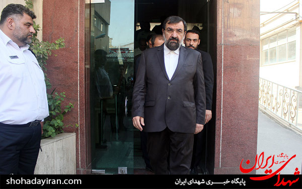 عکس/عیادت محسن رضایی از حسینی خبرنگار مجروح صدا و سیما