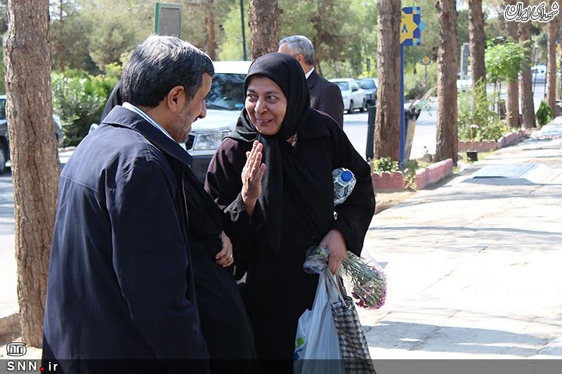 حضور احمدی نژاد بر مزار پدر و مادرش + تصاویر حضور احمدی نژاد بر مزار پدر و مادرش + تصاویر