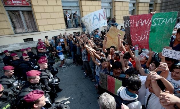 تصاویر تلخ از پناه جویان در اروپا تصاویر تلخ از پناه جویان در اروپا