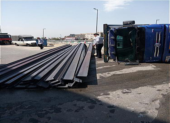 واژگونی کامیون حمل آهن آلات+ تصاویر واژگونی کامیون حمل آهن آلات+ تصاویر