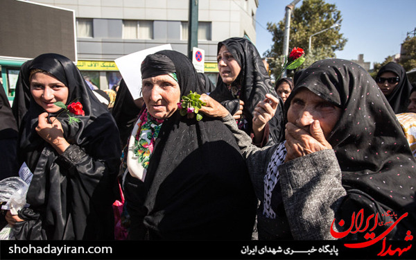 عکس/حرکت پیاده زائران به سمت حرم رضوی در روز زیارتی امام رضا (ع)