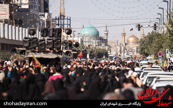 عکس/حرکت پیاده زائران به سمت حرم رضوی در روز زیارتی امام رضا (ع)