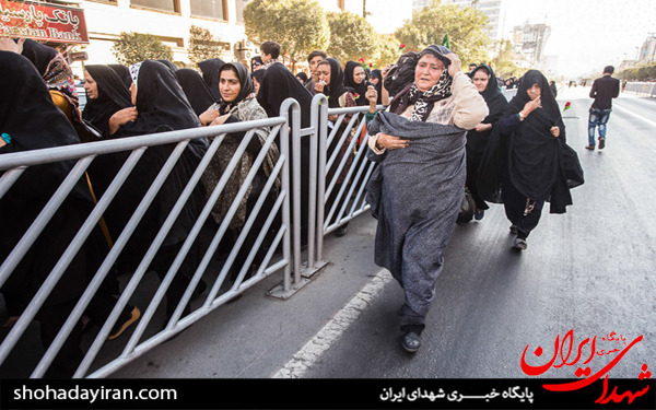 عکس/حرکت پیاده زائران به سمت حرم رضوی در روز زیارتی امام رضا (ع)