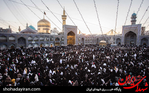 عکس/حرکت پیاده زائران به سمت حرم رضوی در روز زیارتی امام رضا (ع)