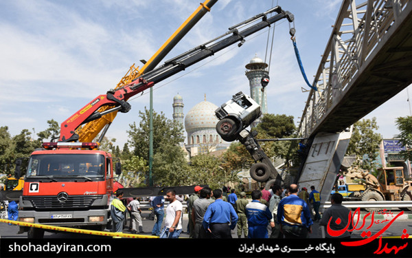 عکس/برخورد کامیون با پل عابر پیاده - شهر ری