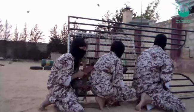 مبلغ سعودی النصره کودکان را آموزش میدهد+ عکس مبلغ سعودی النصره کودکان را آموزش میدهد+ عکس