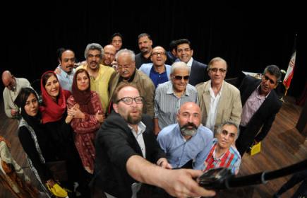 اهدای جایزه توسط کثیفترینهای سینمای طاغوت! اهدای جایزه توسط کثیفترینهای سینمای طاغوت!