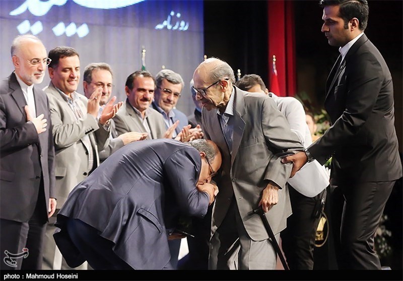 سه مسئولی که دست یک پزشک را بوسیدند+تصاویر سه مسئولی که دست یک پزشک را بوسیدند+تصاویر