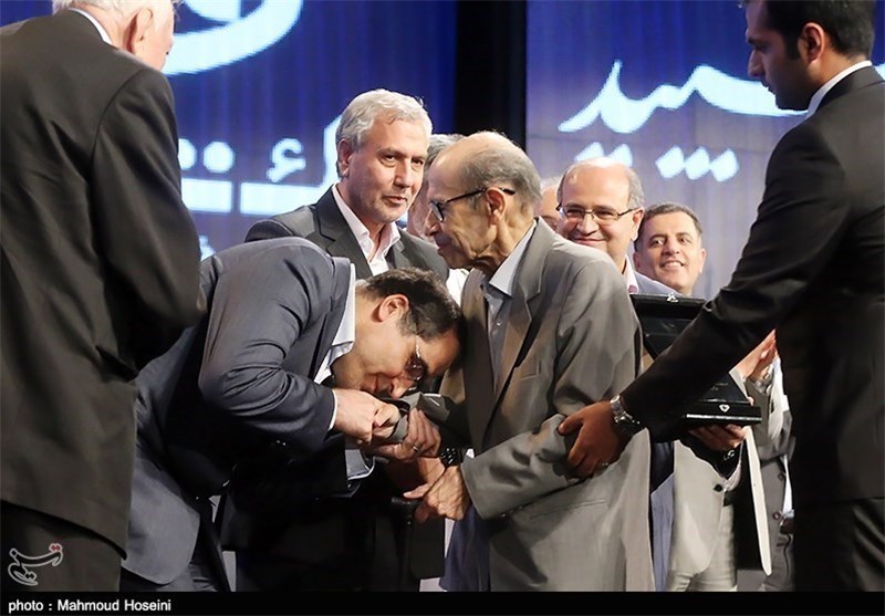 سه مسئولی که دست یک پزشک را بوسیدند+تصاویر سه مسئولی که دست یک پزشک را بوسیدند+تصاویر