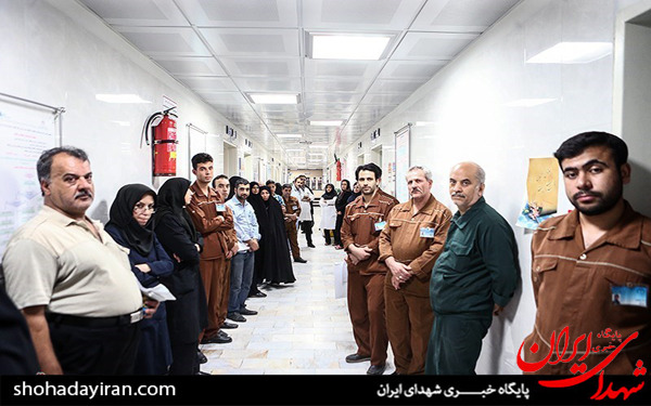 عکس/مراسم استقبال از پرچم متبرک و کاروان خادمان حرم مطهر رضوی در بیمارستان شهید مصطفی خمینی