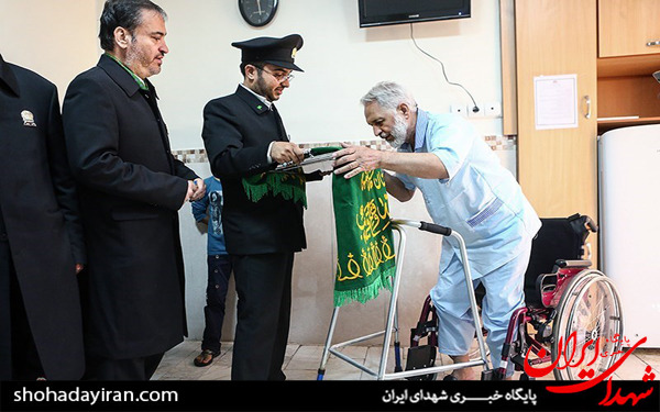 عکس/مراسم استقبال از پرچم متبرک و کاروان خادمان حرم مطهر رضوی در بیمارستان شهید مصطفی خمینی