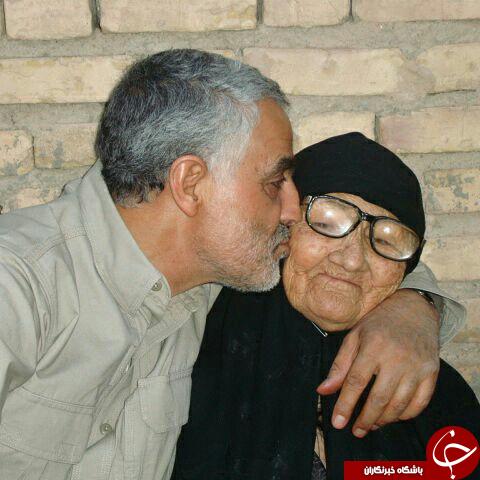 بوسه حاج قاسم بر گونه مادر مرحومه‌اش+عکس