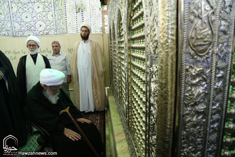 نماز آیت‌الله صافی در امامزاده موسی مبرقع+عکس