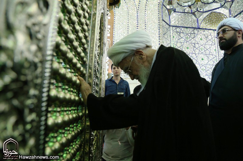 نماز آیت‌الله صافی در امامزاده موسی مبرقع+عکس