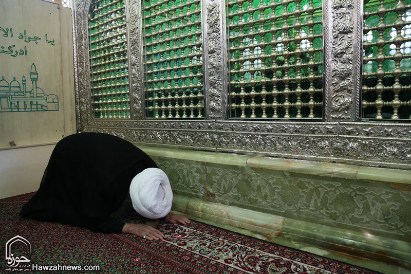 نماز آیت‌الله صافی در امامزاده موسی مبرقع+عکس