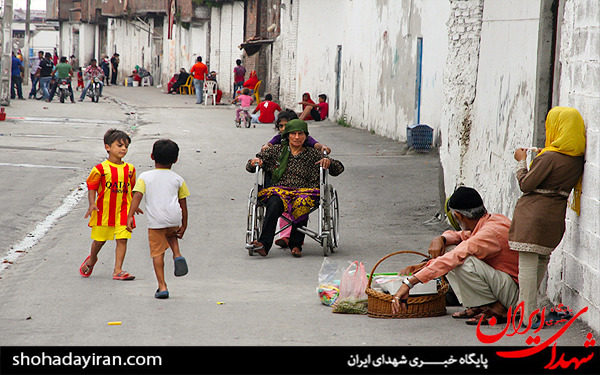 عکس/کلاس قرآن روحانی جهادگر در محله‌ پرخطر آمل