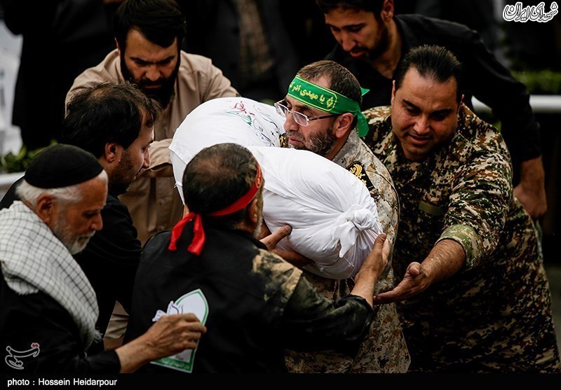 پیکر یک شهید در آغوش سردار باقرزاده +عکس پیکر یک شهید در آغوش سردار باقرزاده +عکس