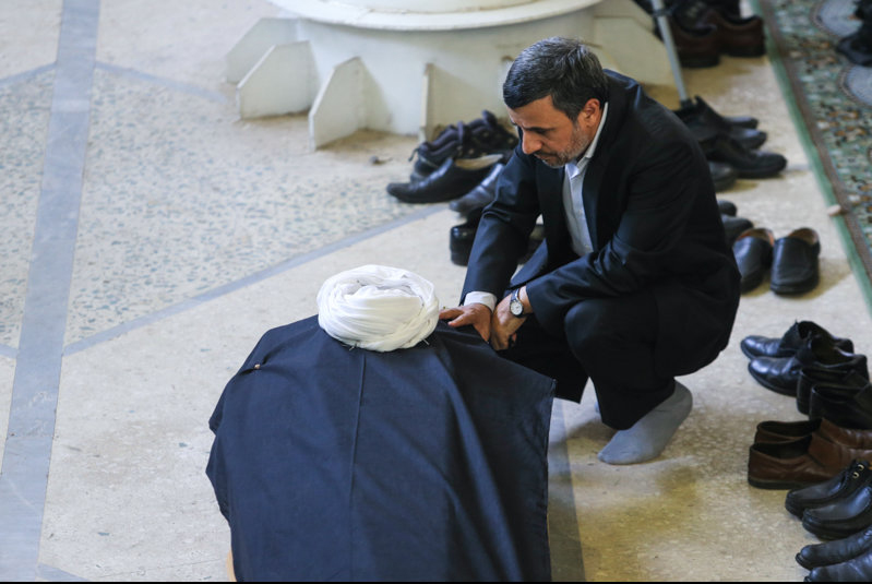 فاتحه خوانی احمدی‌نژاد بر پیکر آیت‌الله خزعلی+عکس