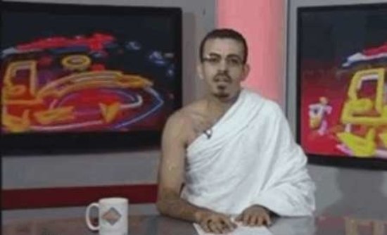 اعتراض مجری تلویزیون به عربستان با پوشش لباس احرام+عکس اعتراض مجری تلویزیون به عربستان با پوشش لباس احرام+عکس