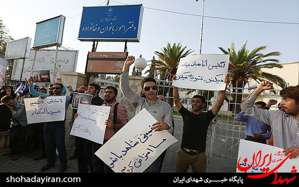 عکس/جمع دانشجویان در اعتراض به بازگشایی سفارت انگلیس