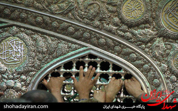 عکس/آیین تعویض گل های فوق ضریح مطهر امام رضا علیه السلام