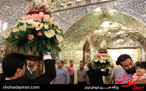 عکس/آیین تعویض گل های فوق ضریح مطهر امام رضا علیه السلام